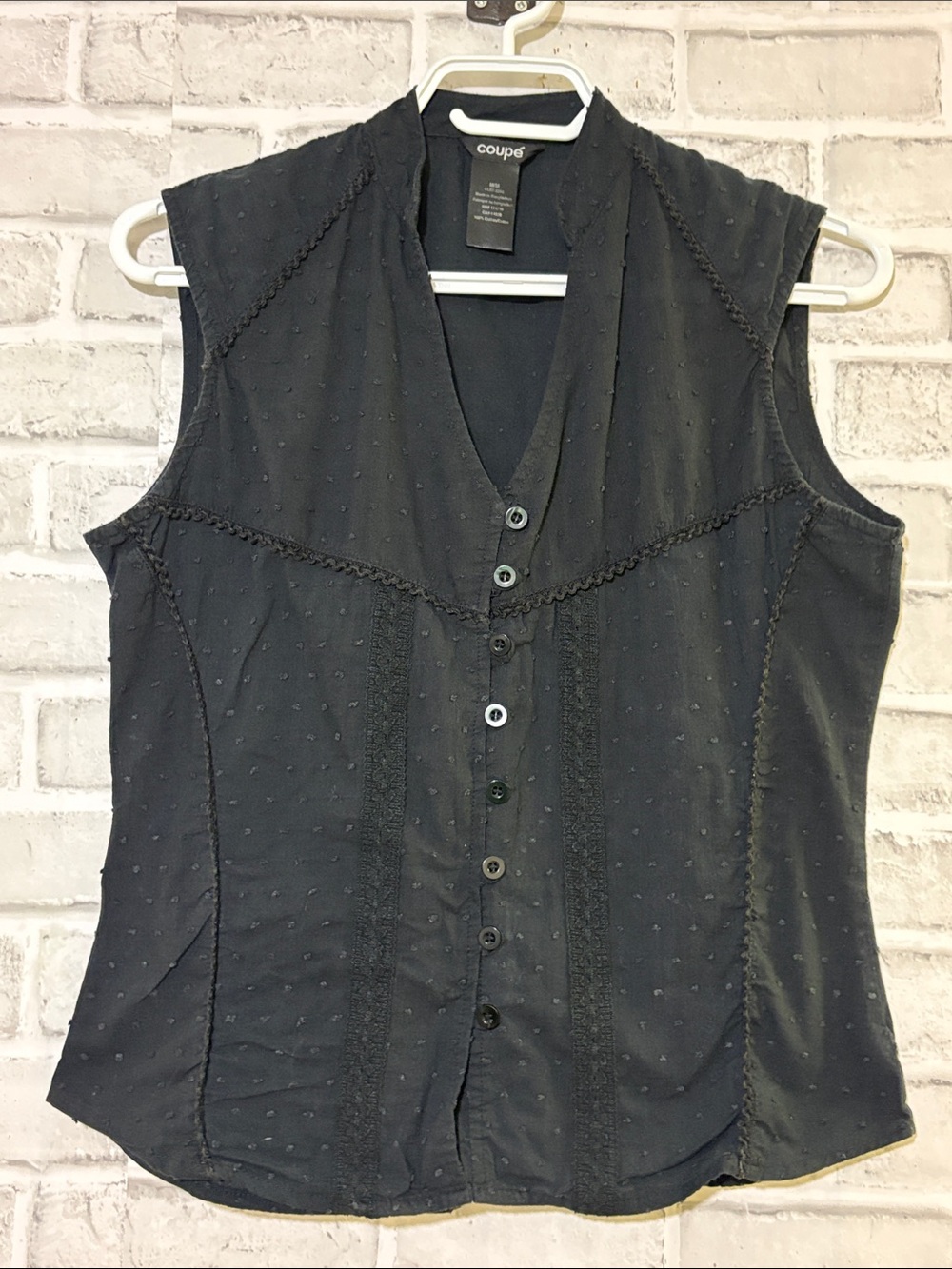 Coupe Sleeveless Button-Front Black V-Neck Top, Medium